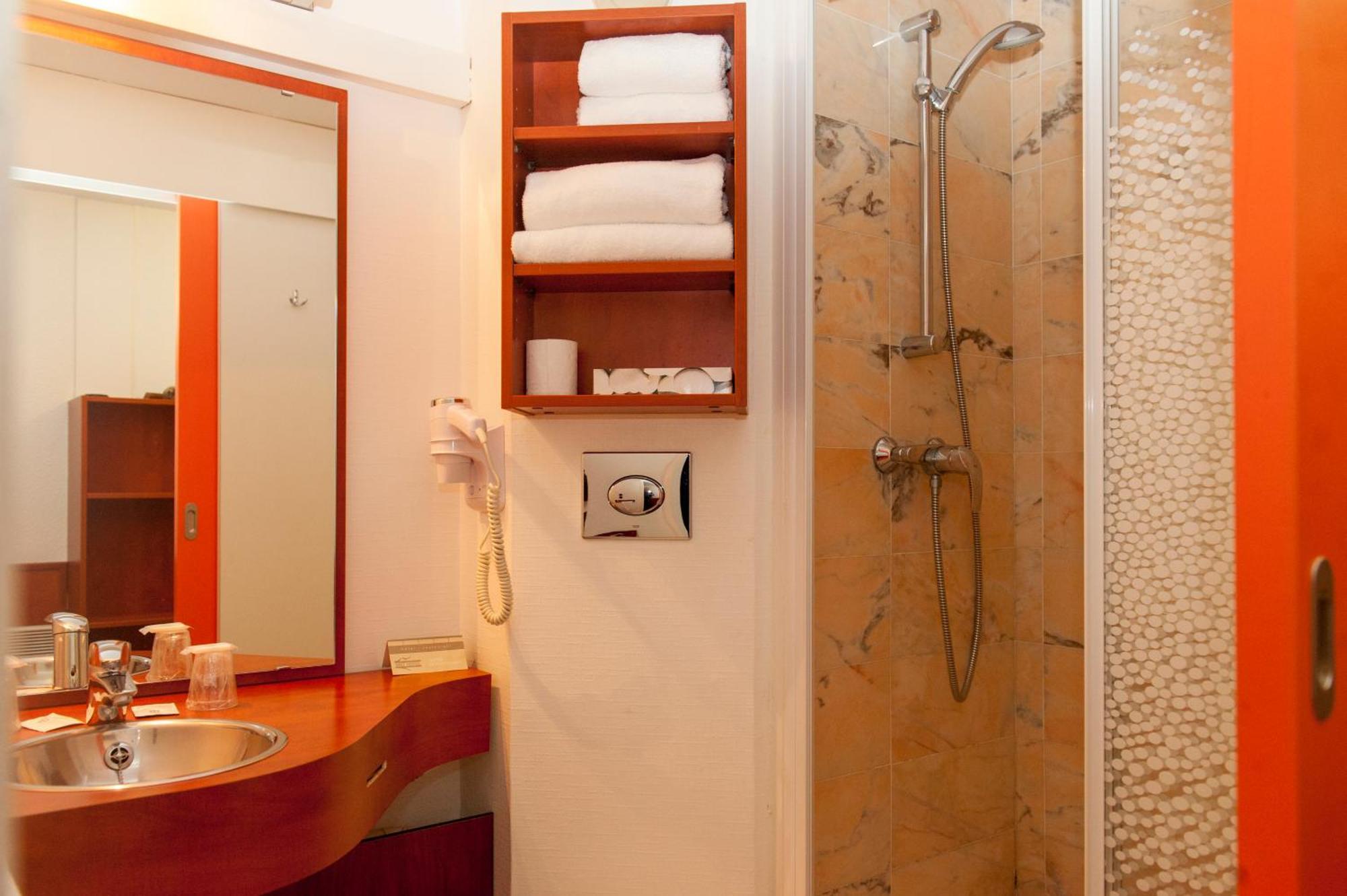 Brit Hotel Agen - L'Aquitaine Le Passage  Екстериор снимка